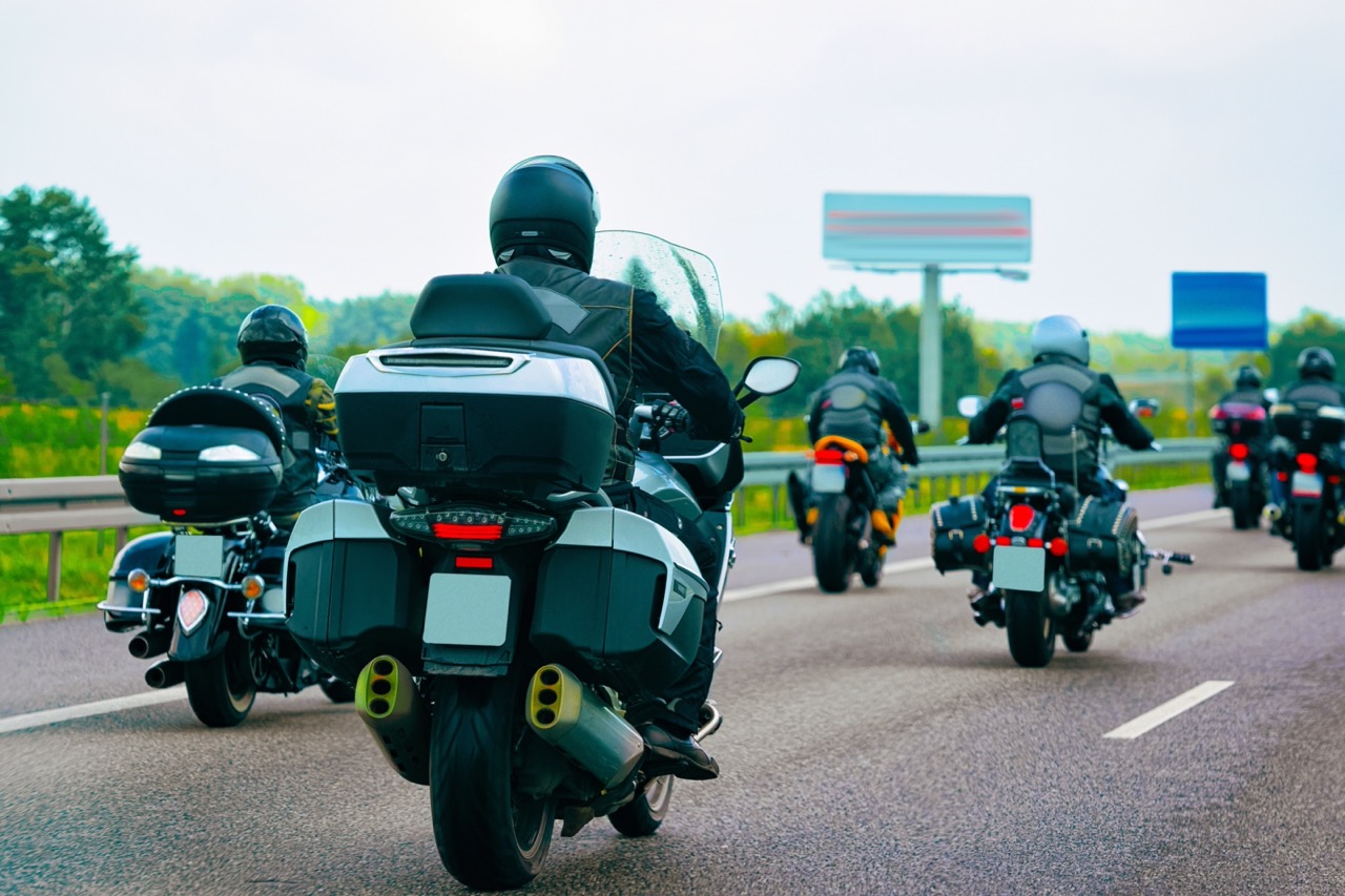 motociclisti in autostrada